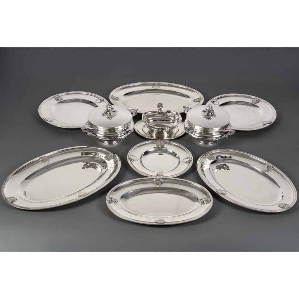 J.PIAULT & R. LINZELER – Rare Platerie en argent 10 pièces de forme Fin XIXe | Biron Magnifique et rare ensemble de Platerie en argent massif à décor de filets forts, de cartouches et de macarons somptueusement ciselés la prise latérale de la saucière ainsi que les prises des légumiers sont d’une qualité exceptionnelle. Cette platerie est composée de ; 1 grand plat ovale 50 cm x 32 cm - 1475 grs 1 grand plat ovale 45 cm x 31 cm - 1285 grs 1 grand plat ovale 45 cm x 31 cm - 1270 grs 1 plat ovale 40 cm x 28 cm - 976 grs 1 plat rond - Diamètre 33 cm - 1070 grs 1 plat rond - Diamètre 33 cm - 978 grs 1 plat rond - Diamètre 27 cm - 650 grs 1 légumier couvert 28,5 cm x 21 x 17 cm -1395 grs avec intérieur en métal - 1665 grs 1 légumier couvert 28,5 cm x 21 x 17 cm - 1330 grs avec intérieur en métal - 1870 grs 1 saucière sur son plateau attenant 23 cm x 17,5 x 11 cm - 784 grs Poids Total : 11 214 grammes Poinçon : MINERVE Orfèvre : J. PIAULT & R. LINZELER Epoque : FIN XIXème Origine : France/Paris