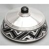 Orfevre R.Linzeler – Boite en argent massif et émail noir circa 1930 | Biron Orfèvre R. LINZELER – Boite en argent massif et émail noir – Epoque ART DECO Rare boite ronde couverte en argent et émail noir dans un décor stylisé ART DECO. L’intérieur est en vermeil et le couvercle est surmonté d’une prise en ébène. (Petits manques à l’émail). Dimensions : diamètre 14 cm – hauteur 8 cm env. Matière : Argent 1er titre 950/°°° Poids : 345 grammes Poinçon : MINERVE Epoque : ART DECO vers 1930 Orfèvre : Robert LINZELER Origine : France/Paris