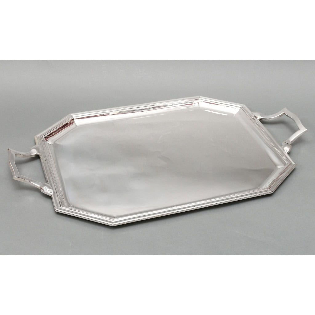 E. VABRE – Plateau en argent massif ART DECO vers 1930 | Biron E. VABRE – Plateau en argent massif époque ART DECO Plateau en argent massif de forme octogonale à large bordure filets, descendu au marteau et flanqué de deux anses légèrement relevées. Dimensions : longueur 63,5 cm – largeur 39 cm – hauteur 6 cm Matière : Argent 1er titre 950/°°° Poids : 2970 grammes Poinçon : MINERVE Epoque : ART DECO vers 1930 Orfèvre : E. VABRE insculpé le 15/4/1913 à Paris Origine : France/Paris