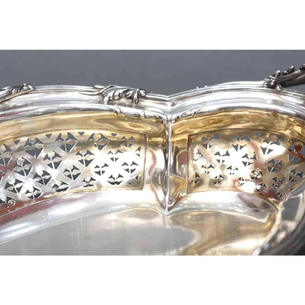 CARDEILHAC – Panière à fruits en argent massif XIXème | Biron CARDEILHAC - Panière à fruits en argent massif XIXème Grande Panière à fruits de forme polylobée en argent massif à décor de feuillage et agrafes. Le corps est ajouré et repercé d’un cannage agrémenté d’un semis de fleurs, flanqué de chaque côté d’anses en forme de feuilles d’acanthe et reposant sur une large bate. Dimensions : longueur 41 cm – largeur 25 cm – hauteur 9 cm Matière : Argent 1er titre 950/°°° Poids : 1690 grammes Poinçon : MINERVE Epoque : XIXè siècle vers 1880 Orfèvre : CARDEILHAC à PARIS Origine : France/Paris