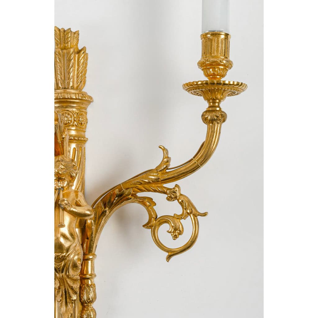 Paire d’appliques de style Louis XVI en bronze doré Aux enfants musiciens fin du XIXème siècle | Biron 