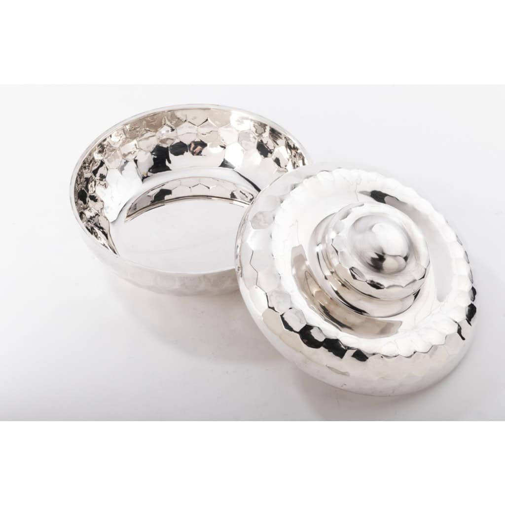 Coffret en argent massif martelé Epoque XXe ITALIE du Nord | Biron Coffret en argent massif martelé Epoque XXe Italie du Nord Coffret en argent massif martelé, de forme sphérique, le couvercle est surmonté d'une prise ronde décorée d'un bouton aplati. Dimensions : diamètre 24,5 cm - diamètre de la base 17 cm hauteur : 13,5 cm Matière : argent 925/°°° Poids : 1350 grammes Poinçon : Italie XXe Marque : SERRA à ROMA Origine : ITALIE/ROME