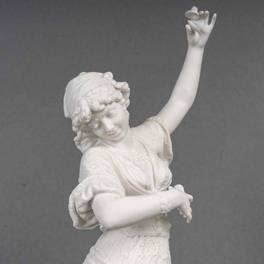 Élégante figure en biscuit, produite par la manufacture de Sèvres, représentant une Gitane dansant, épreuve signée de l’artiste Emile Guillemin, Début du XXe siècle 1902. | Biron 