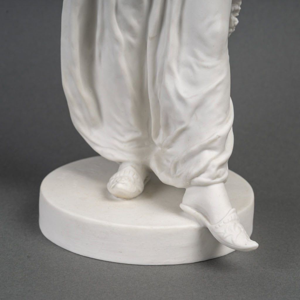 Élégante figure en biscuit, produite par la manufacture de Sèvres, représentant une Gitane dansant, épreuve signée de l’artiste Emile Guillemin, Début du XXe siècle 1902. | Biron 