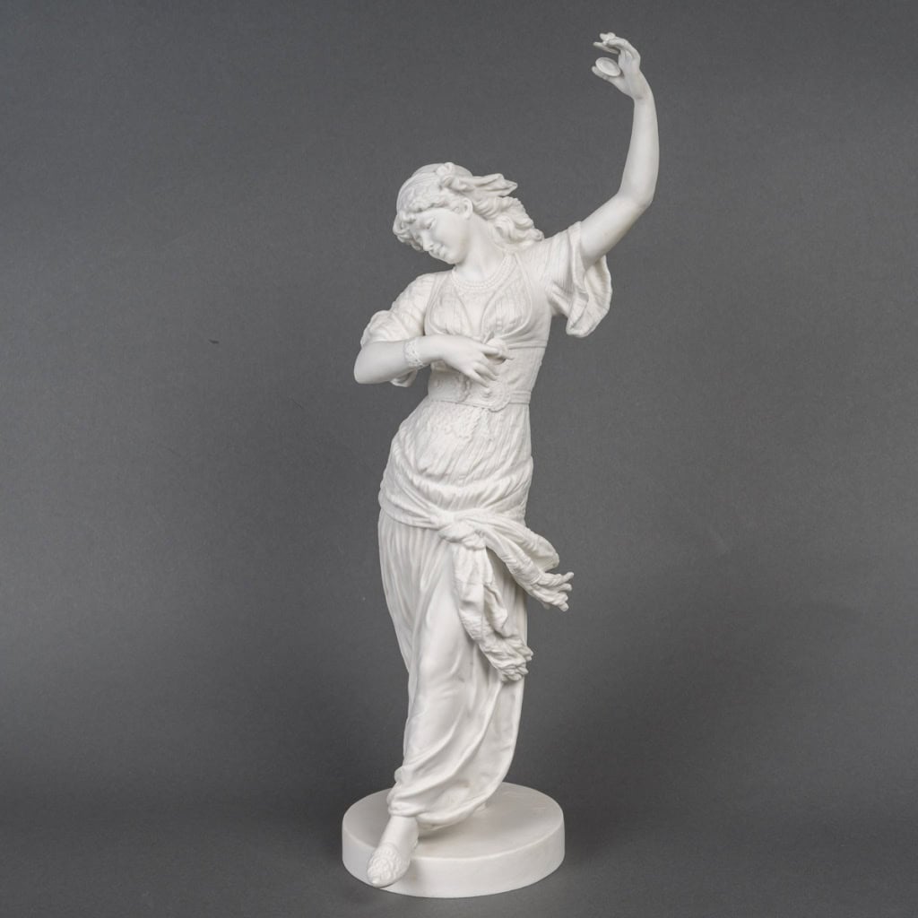 Élégante figure en biscuit, produite par la manufacture de Sèvres, représentant une Gitane dansant, épreuve signée de l’artiste Emile Guillemin, Début du XXe siècle 1902. | Biron 