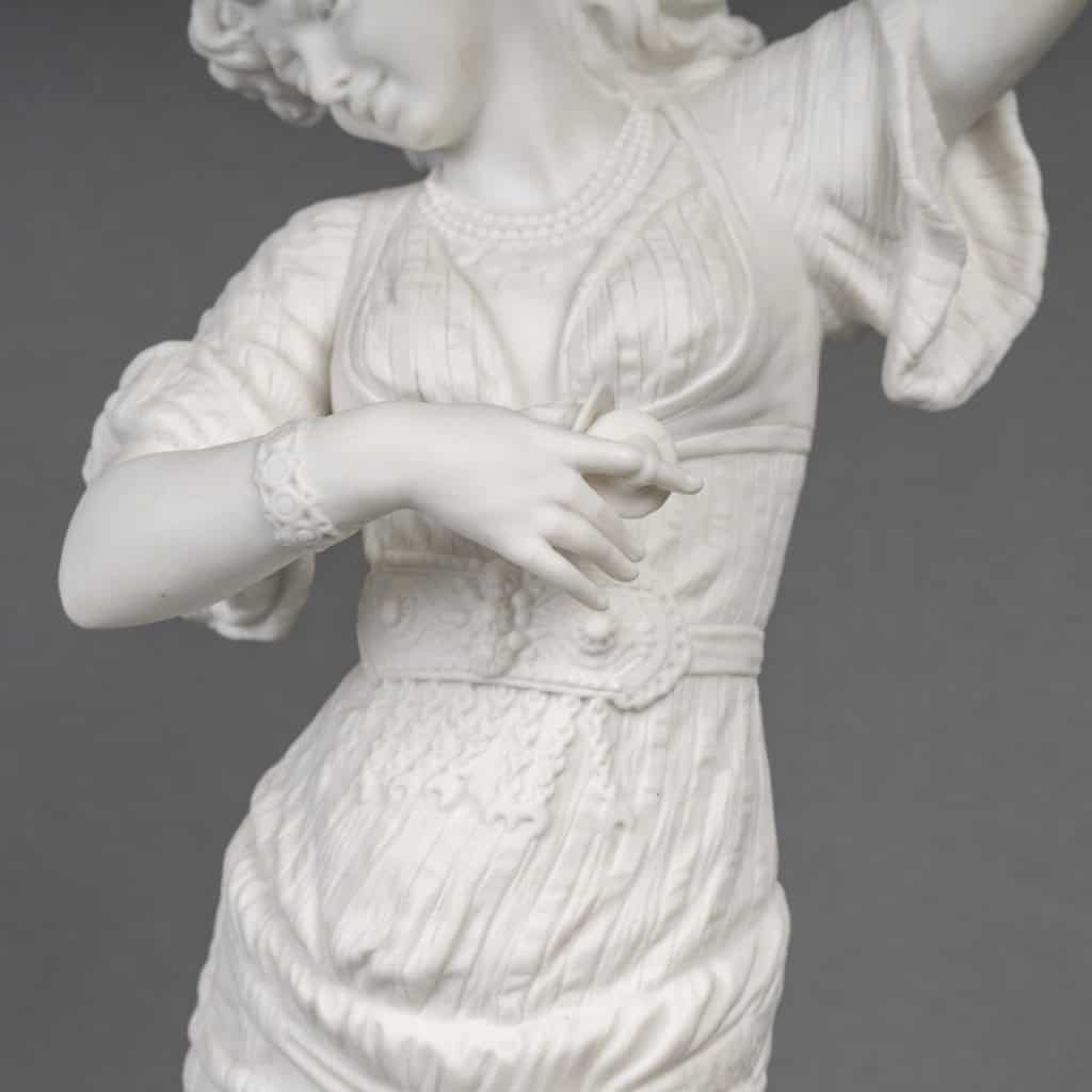 Élégante figure en biscuit, produite par la manufacture de Sèvres, représentant une Gitane dansant, épreuve signée de l’artiste Emile Guillemin, Début du XXe siècle 1902. | Biron 
