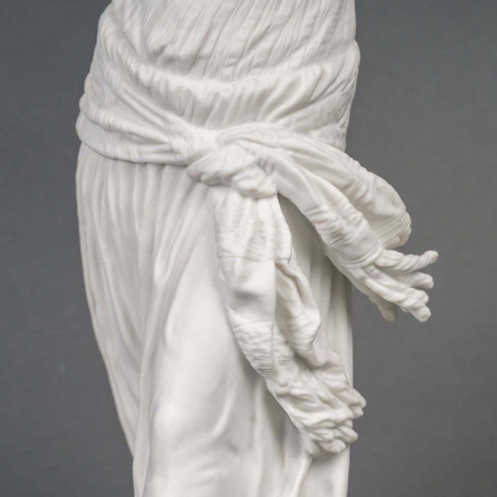 Élégante figure en biscuit, produite par la manufacture de Sèvres, représentant une Gitane dansant, épreuve signée de l’artiste Emile Guillemin, Début du XXe siècle 1902. | Biron 