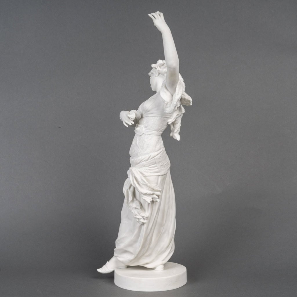 Élégante figure en biscuit, produite par la manufacture de Sèvres, représentant une Gitane dansant, épreuve signée de l’artiste Emile Guillemin, Début du XXe siècle 1902. | Biron 