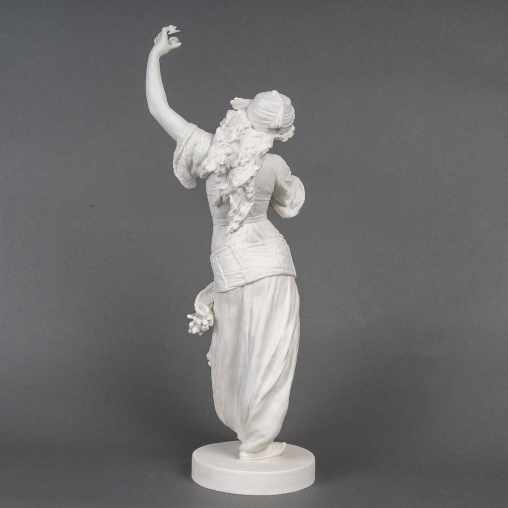Élégante figure en biscuit, produite par la manufacture de Sèvres, représentant une Gitane dansant, épreuve signée de l’artiste Emile Guillemin, Début du XXe siècle 1902. | Biron 