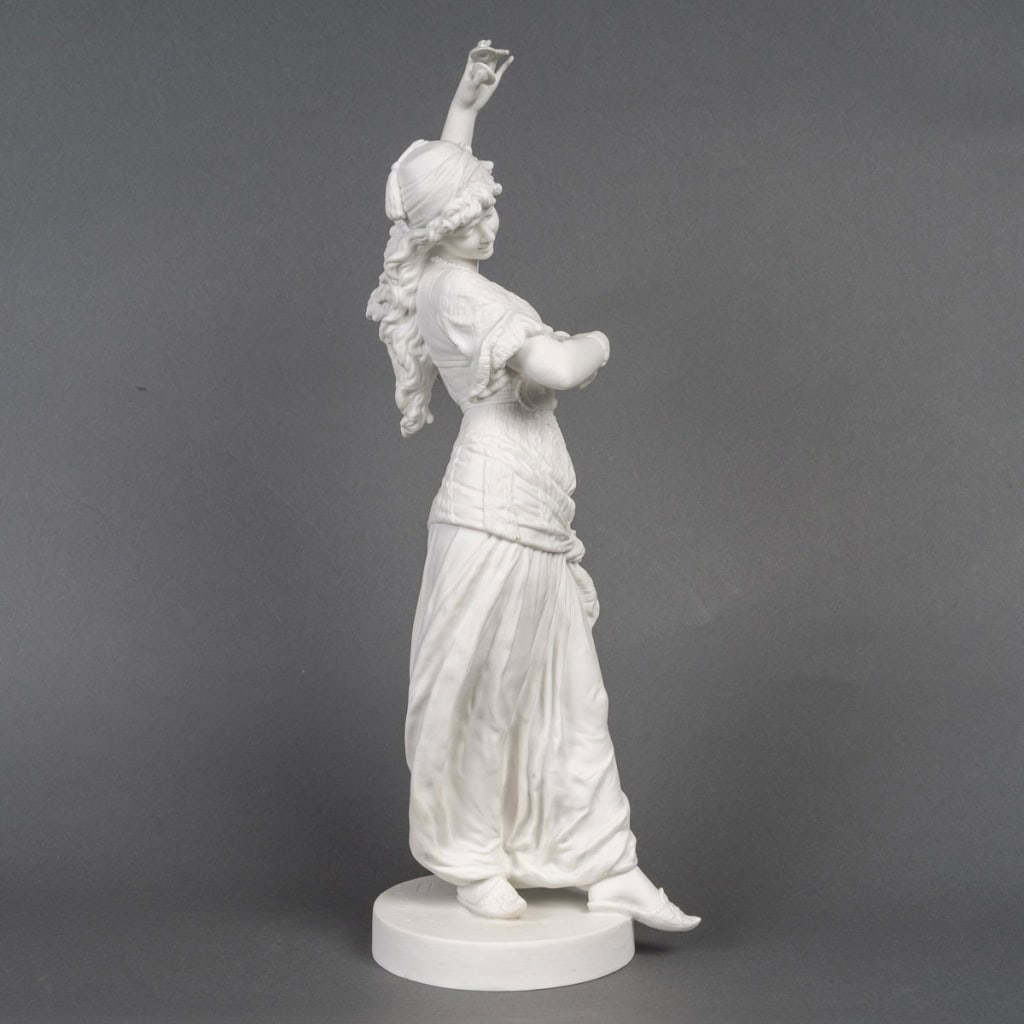Élégante figure en biscuit, produite par la manufacture de Sèvres, représentant une Gitane dansant, épreuve signée de l’artiste Emile Guillemin, Début du XXe siècle 1902. | Biron 