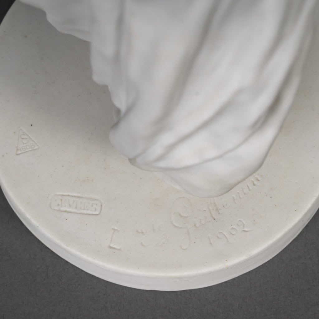 Élégante figure en biscuit, produite par la manufacture de Sèvres, représentant une Gitane dansant, épreuve signée de l’artiste Emile Guillemin, Début du XXe siècle 1902. | Biron 