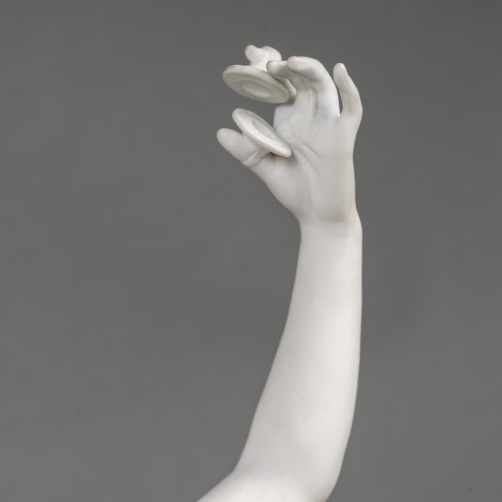 Élégante figure en biscuit, produite par la manufacture de Sèvres, représentant une Gitane dansant, épreuve signée de l’artiste Emile Guillemin, Début du XXe siècle 1902. | Biron 