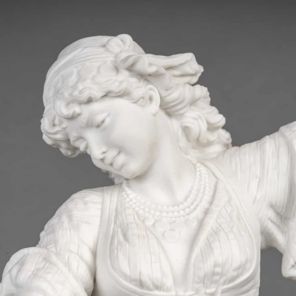 Élégante figure en biscuit, produite par la manufacture de Sèvres, représentant une Gitane dansant, épreuve signée de l’artiste Emile Guillemin, Début du XXe siècle 1902. | Biron 