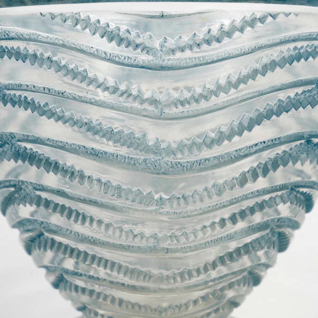 Vase « Annecy » verre blanc patiné bleu de René LALIQUE | Biron 