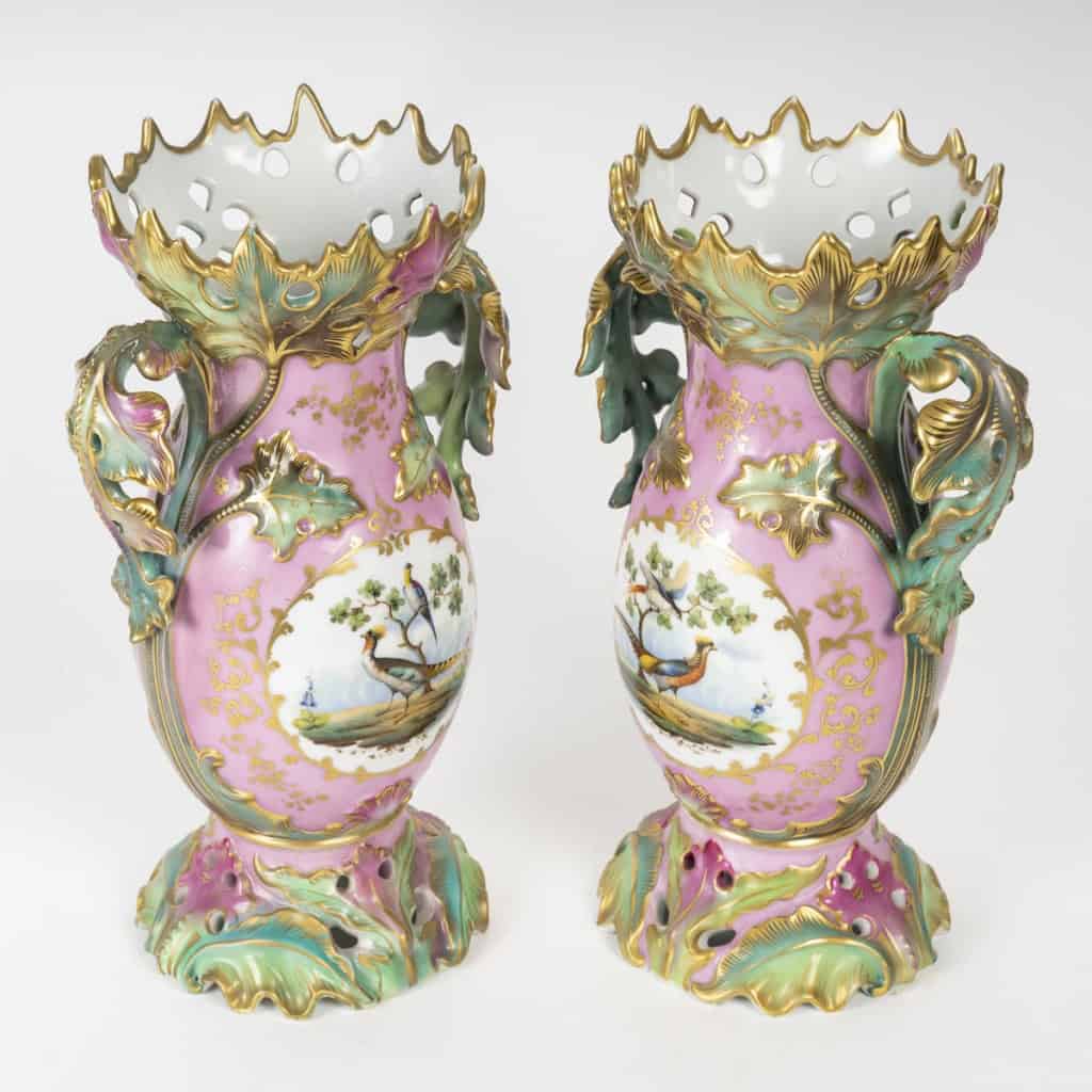 Paire de vases roses et verts de Paris | Biron 