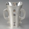 Orfèvre G & S. Ltd – VASE MODERNiSTE EN ARGENT MASSIF LONDRES 1916 | Biron Orfèvre G & S. Ltd - VASE MODERNiSTE EN ARGENT MASSIF LONDRES 1916 Exceptionnel Vase moderniste en argent massif base ronde légèrement évasé vers le col, corps uni flanqué de quatre anses de style transition entre l’art nouveau et l’art déco. Pièce très originale exécutée au début du XXe siècle. Très bon état. Dimensions : hauteur 20,5 cm – diamètre base 9,9 cm – diamètre col 17 cm Matière : Argent 1er titre 925/1°°° Poids : 854 grammes Poinçon : ARGENT LONDRES 1916 Epoque : EDOUARD VII Orfèvre : Goldsmiths' & Silversmiths' Company Ltd Origine : LONDRES/GRANDE BRETAGNE Biographie : Cette grande entreprise de bijouterie et d'orfèvrerie de détail a été fondée en 1880 au 112 Regent Street. Les associés d'origine étaient William Gibson et John Lawrence Langman. Après l'absorption en 1893 de la Goldsmiths' Alliance Ltd, la Goldsmiths & Silversmiths Co a été transformée en société à responsabilité limitée. En 1952, la société a fusionné avec Garrard & Co. Bibliographie : John Culme, « Le répertoire des orfèvres et des argentiers 1838-1914 », Woodbridge 1987