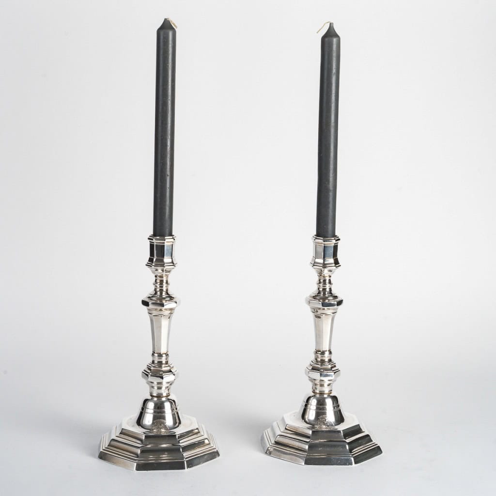 Paire de flambeaux en bronze argenté au C Couronné et couronne comtale époque Louis XV | Biron 