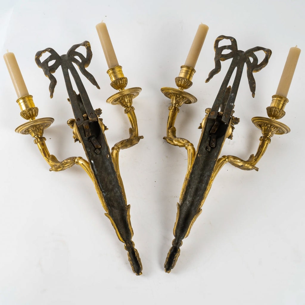 Paire d’appliques aux carquois d’époque Louis XVI en bronze ciselé et doré vers 1780 | Biron 