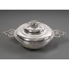 Orfèvre CARDEILHAC – Légumier couvert en argent massif mascaron circa XIXè | Biron Orfèvre CARDEILHAC - Légumier couvert en argent massif mascaron circa XIXè Légumier couvert en argent massif 1er titre, de forme ronde à décor de fleur de lys et de fer de lance en applique, dans le goût de la Renaissance. Le couvercle à doucine bombée est surmonté d'une terrasse en applique ciselée et d'un frételet ajouré. De chaque côté du légumier les anses à oreilles sont repercées et ornées d'un mascaron. Modèle N° 1. Dimensions : longueur aux anses 34,5 cm - Diamètre 20,5 cm hauteur 13,5 cm environ. Matière : argent 1er titre 950/°°° Poids : 1136 grammes Poinçon : MINERVE Epoque : fin XIXè Orfèvre : CARDEILHAC à PARIS Origine : France/Paris