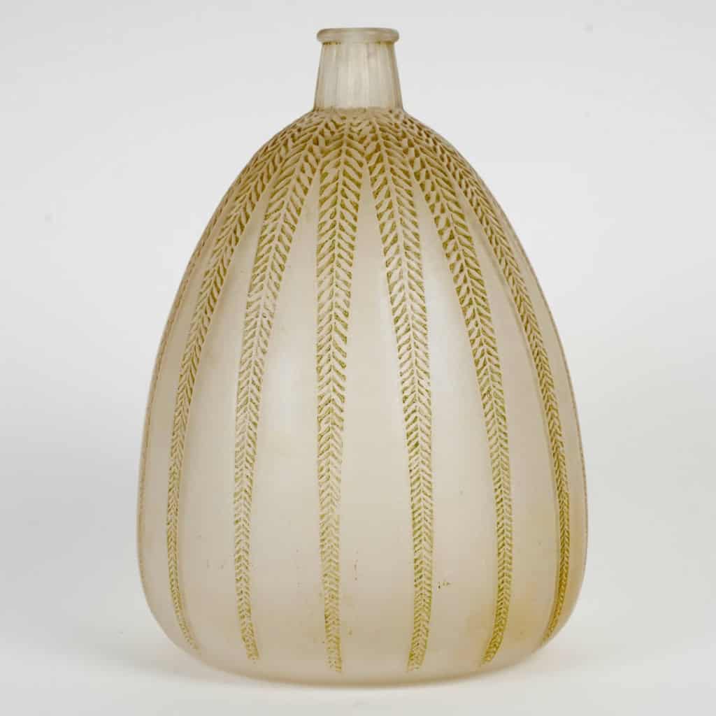 Vase « Mimosa » verre blanc patiné vert de René LALIQUE | Biron 