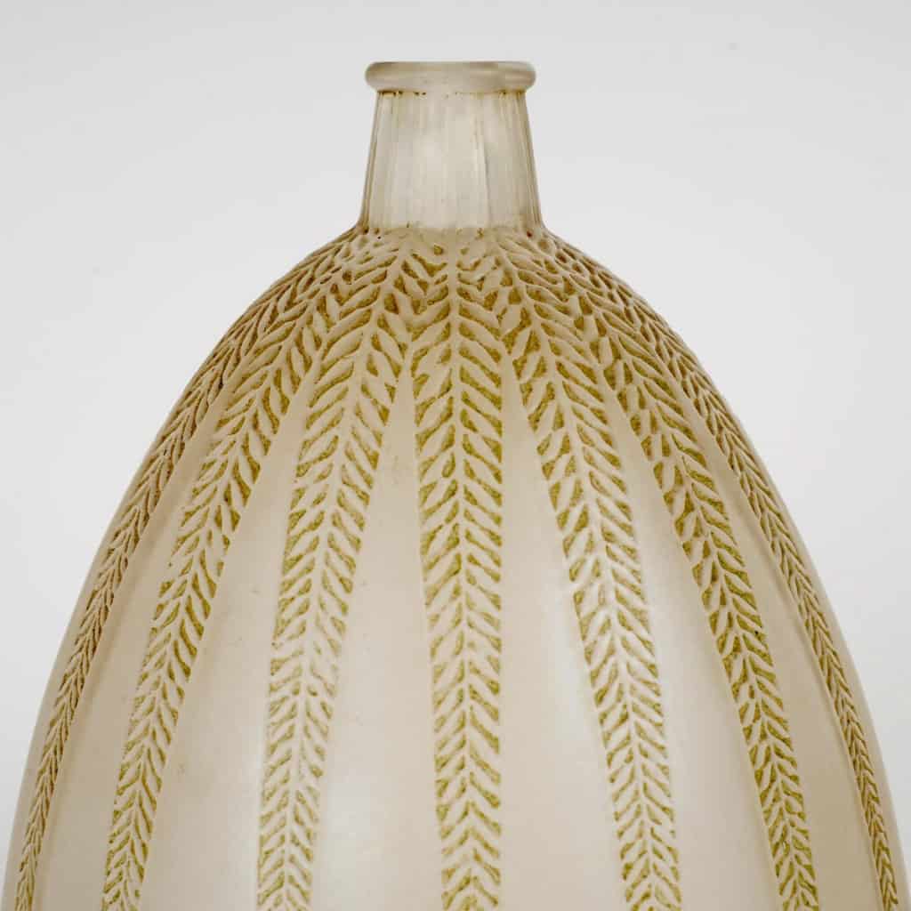 Vase « Mimosa » verre blanc patiné vert de René LALIQUE | Biron 