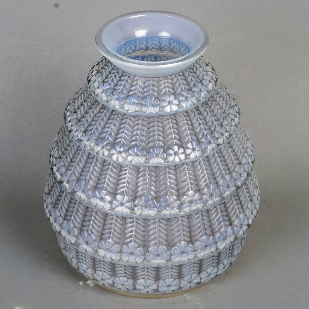 Vase « Ferrières » verre opalescent patiné gris de René LALIQUE | Biron 