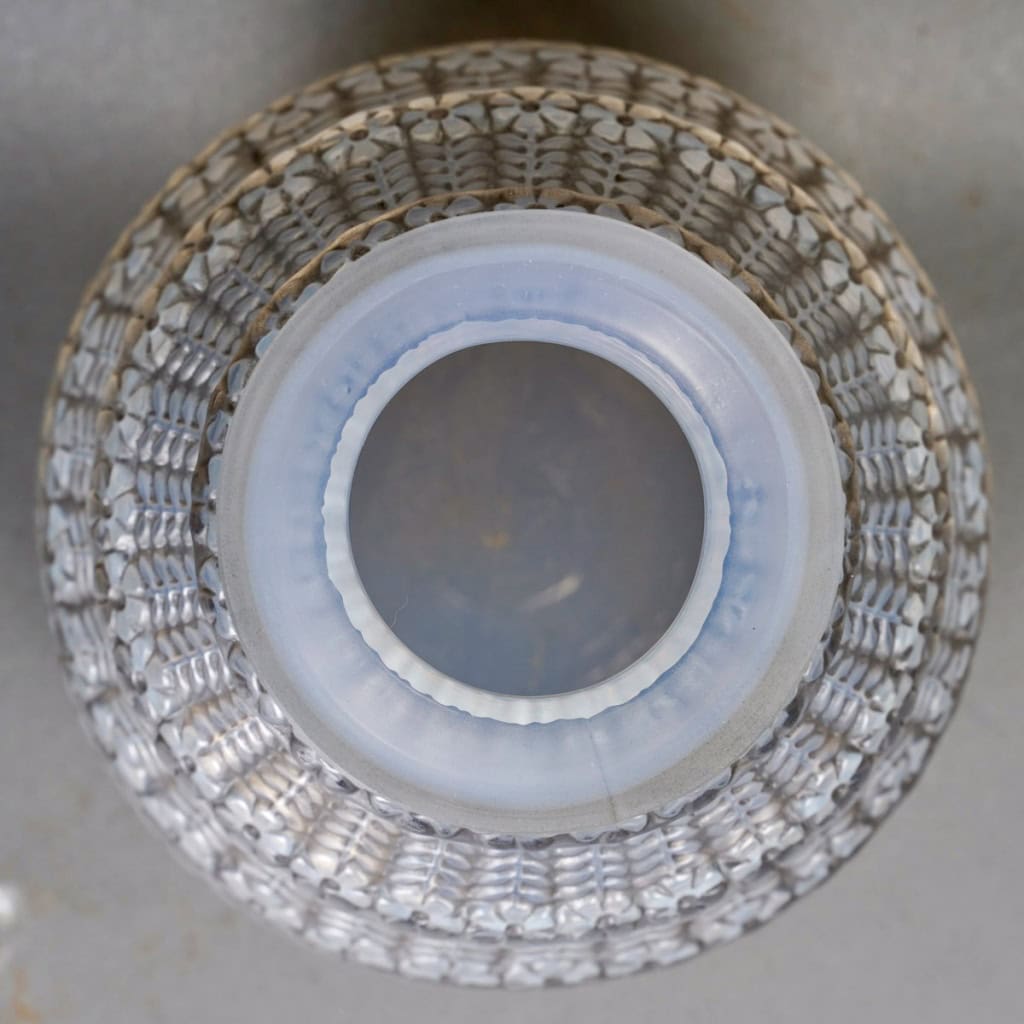 Vase « Ferrières » verre opalescent patiné gris de René LALIQUE | Biron 