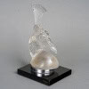 Mascotte Automobile « Tête de Paon » verre blanc sur socle opalin noir de René LALIQUE | Biron 