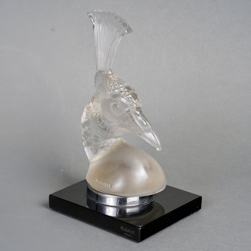 Mascotte Automobile « Tête de Paon » verre blanc sur socle opalin noir de René LALIQUE | Biron 