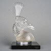 Mascotte Automobile « Tête de Paon » verre blanc sur socle opalin noir de René LALIQUE | Biron 