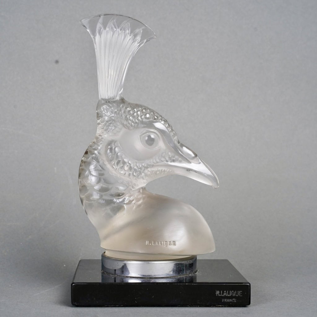 Mascotte Automobile « Tête de Paon » verre blanc sur socle opalin noir de René LALIQUE | Biron 