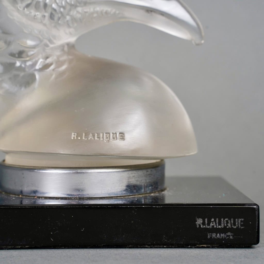 Mascotte Automobile « Tête de Paon » verre blanc sur socle opalin noir de René LALIQUE | Biron 