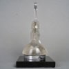 Mascotte Automobile « Tête de Paon » verre blanc sur socle opalin noir de René LALIQUE | Biron 
