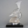Mascotte Automobile « Tête de Paon » verre blanc sur socle opalin noir de René LALIQUE | Biron 