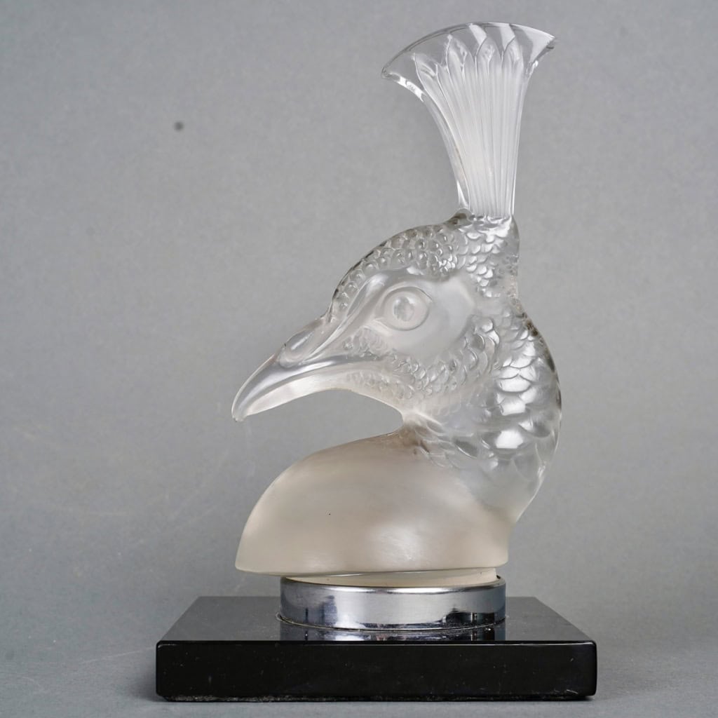 Mascotte Automobile « Tête de Paon » verre blanc sur socle opalin noir de René LALIQUE | Biron 