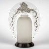 Lampe Veilleuse Tiare « Amours » verre blanc patiné gris de René LALIQUE | Biron 