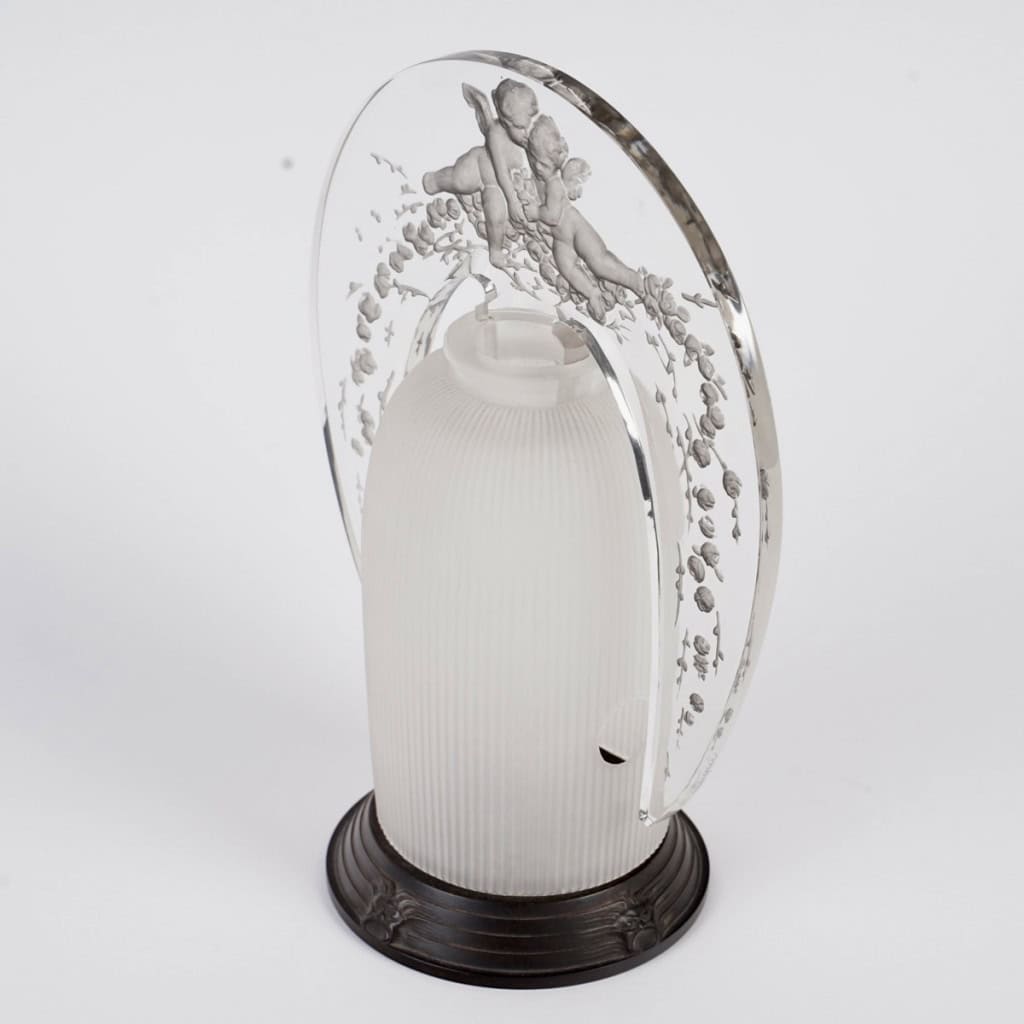 Lampe Veilleuse Tiare « Amours » verre blanc patiné gris de René LALIQUE | Biron 