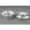LAPPARRA – Légumier et sa saucière en argent massif fin XIXe | Biron LAPPARRA - Légumier et sa saucière en argent massif fin XIXe Garniture de table en argent composée d,un légumier et d'une saucière. Décor de godrons et d'une gravure à la Bérain sur fond amati. Les anses des légumiers sont à enroulement. Dimensions - Légumier: 21.5cm de diamètre, 15.5cm de hauteur. - Saucière: 24cm de longueur, 17cm de largeur, 9cm de hauteur Matière : argent 1er titre Poids : 2073 grammes env. Poinçon : Minerve. Epoque : Fin XIXè Orfèvre : LAPPARRA Origine : France/Paris