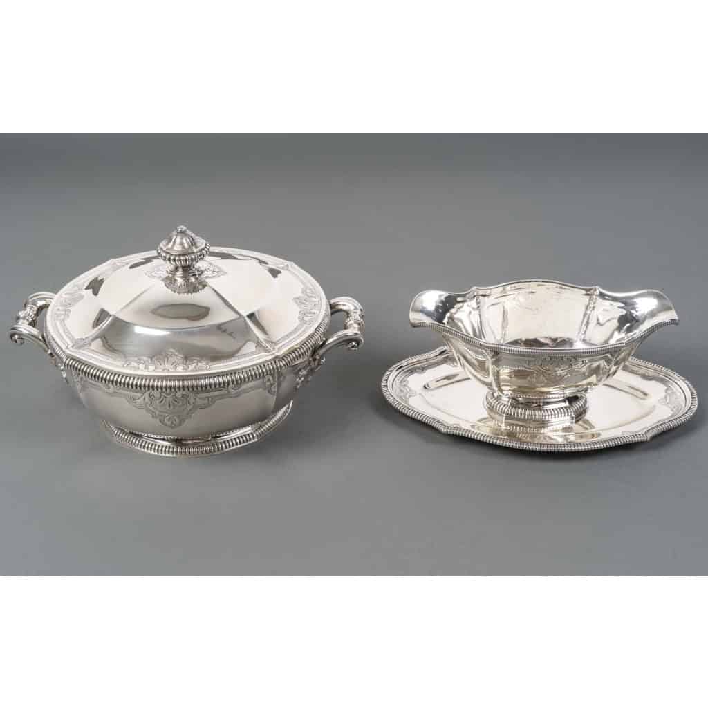 LAPPARRA – Légumier et sa saucière en argent massif fin XIXe | Biron LAPPARRA - Légumier et sa saucière en argent massif fin XIXe Garniture de table en argent composée d,un légumier et d'une saucière. Décor de godrons et d'une gravure à la Bérain sur fond amati. Les anses des légumiers sont à enroulement. Dimensions - Légumier: 21.5cm de diamètre, 15.5cm de hauteur. - Saucière: 24cm de longueur, 17cm de largeur, 9cm de hauteur Matière : argent 1er titre Poids : 2073 grammes env. Poinçon : Minerve. Epoque : Fin XIXè Orfèvre : LAPPARRA Origine : France/Paris