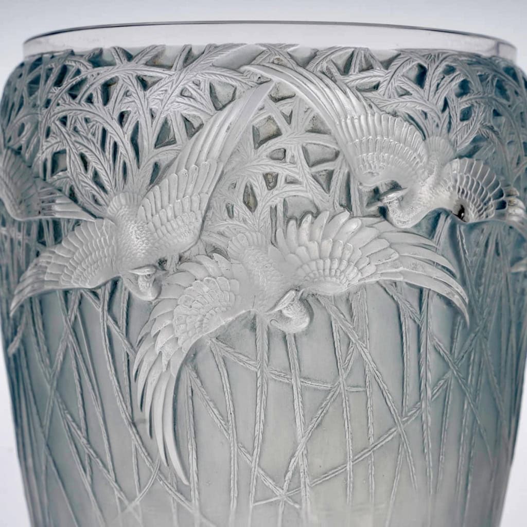Vase « Aigrettes » verre blanc patiné bleu de René LALIQUE | Biron 