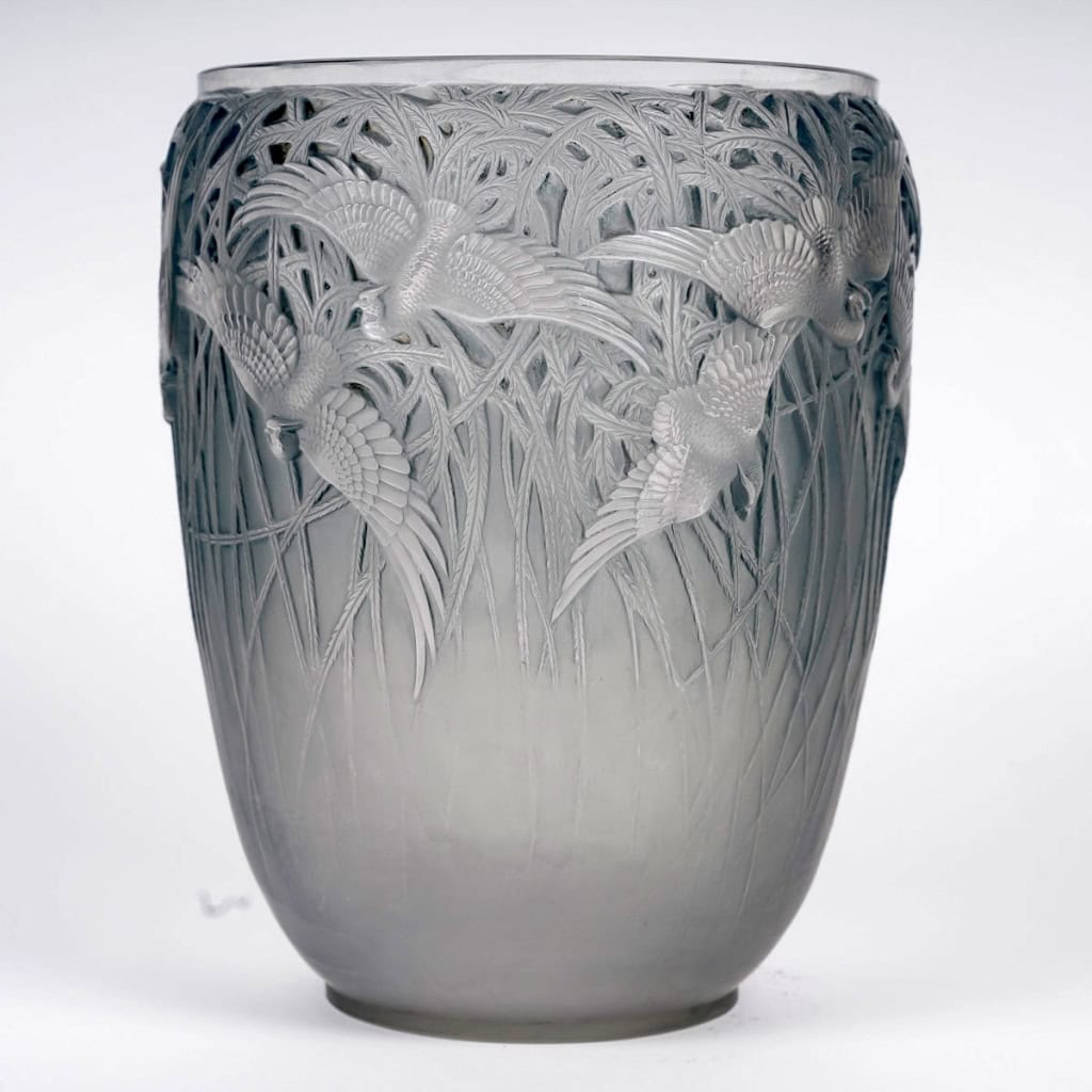 Vase « Aigrettes » verre blanc patiné bleu de René LALIQUE | Biron 
