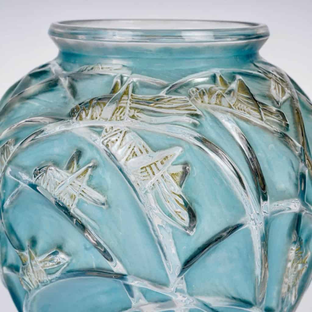 Vase « Sauterelles » verre blanc patiné bleu et vert de René LALIQUE | Biron 