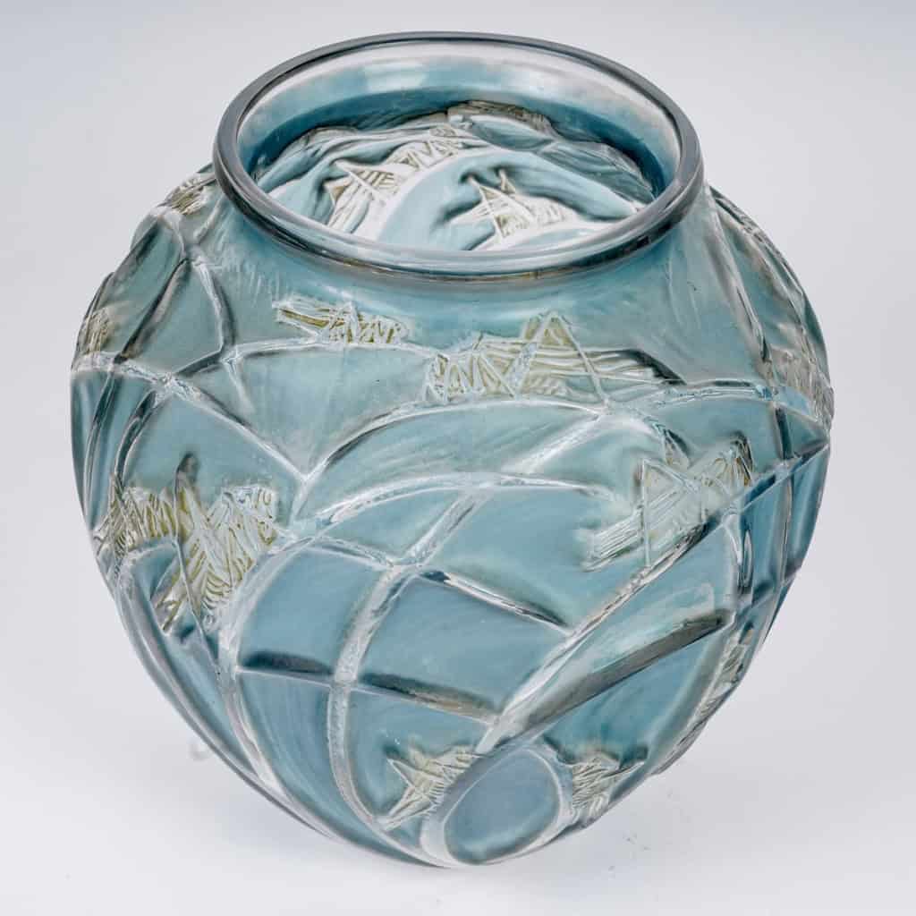 Vase « Sauterelles » verre blanc patiné bleu et vert de René LALIQUE | Biron 