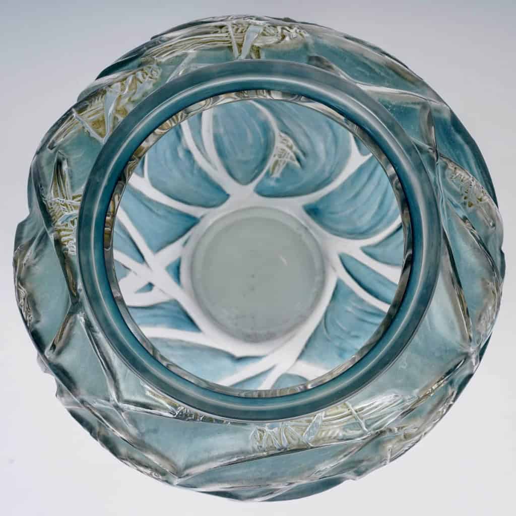 Vase « Sauterelles » verre blanc patiné bleu et vert de René LALIQUE | Biron 