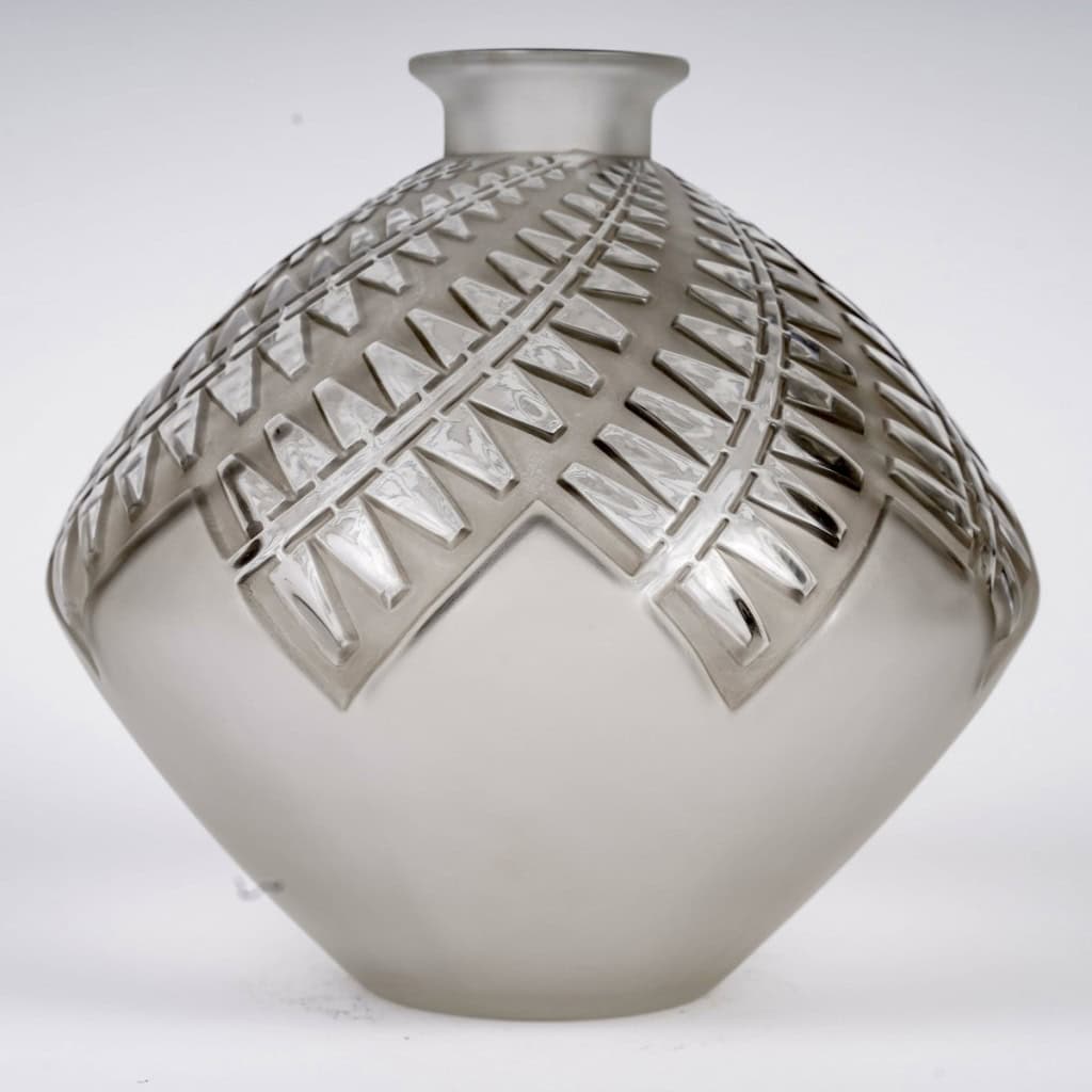 Vase « Montargis » verre blanc patiné gris de René LALIQUE | Biron 