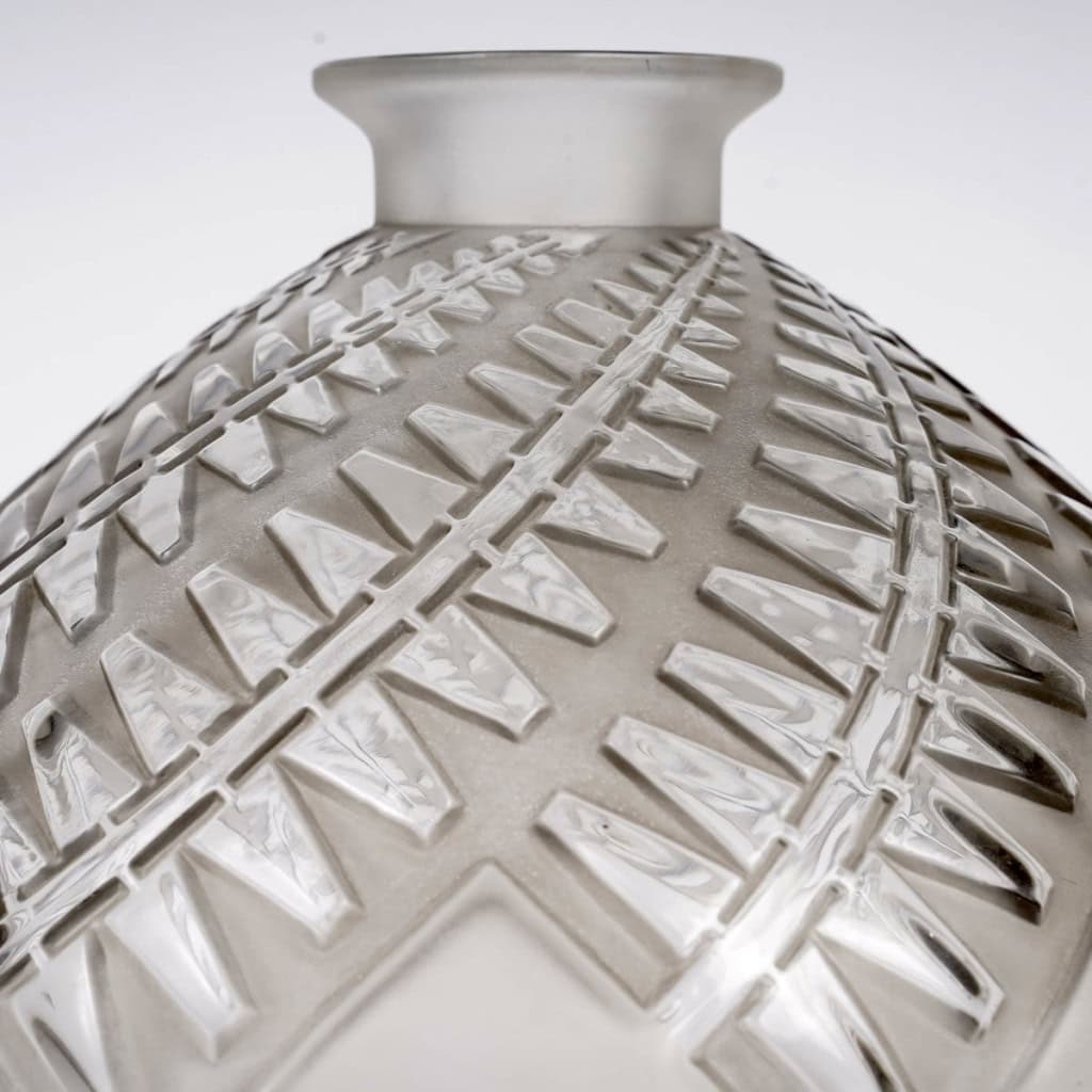 Vase « Montargis » verre blanc patiné gris de René LALIQUE | Biron 