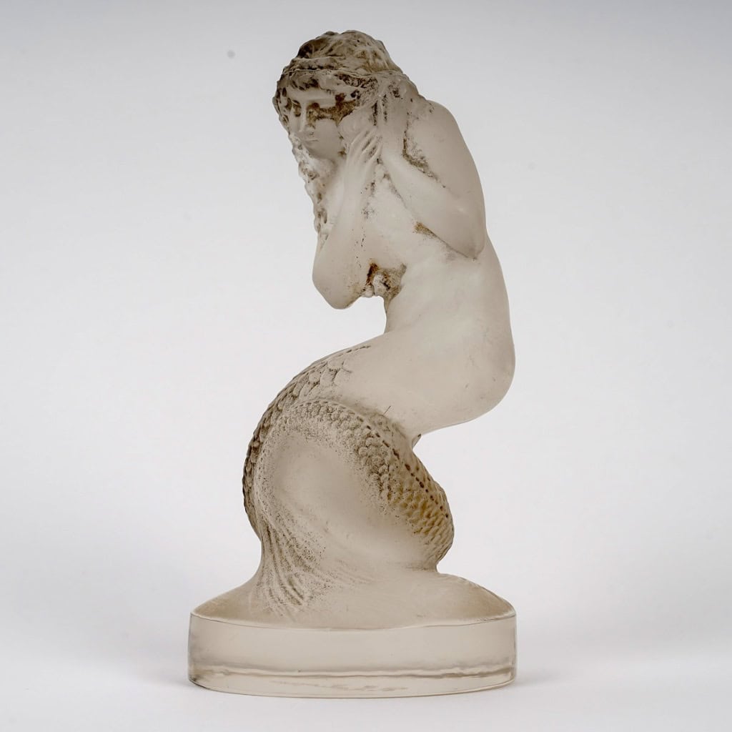 Mascotte Automobile « Naïade » verre blanc patiné gris de René LALIQUE | Biron 
