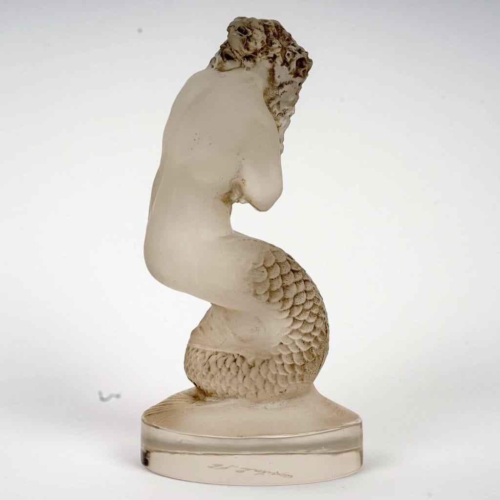 Mascotte Automobile « Naïade » verre blanc patiné gris de René LALIQUE | Biron 