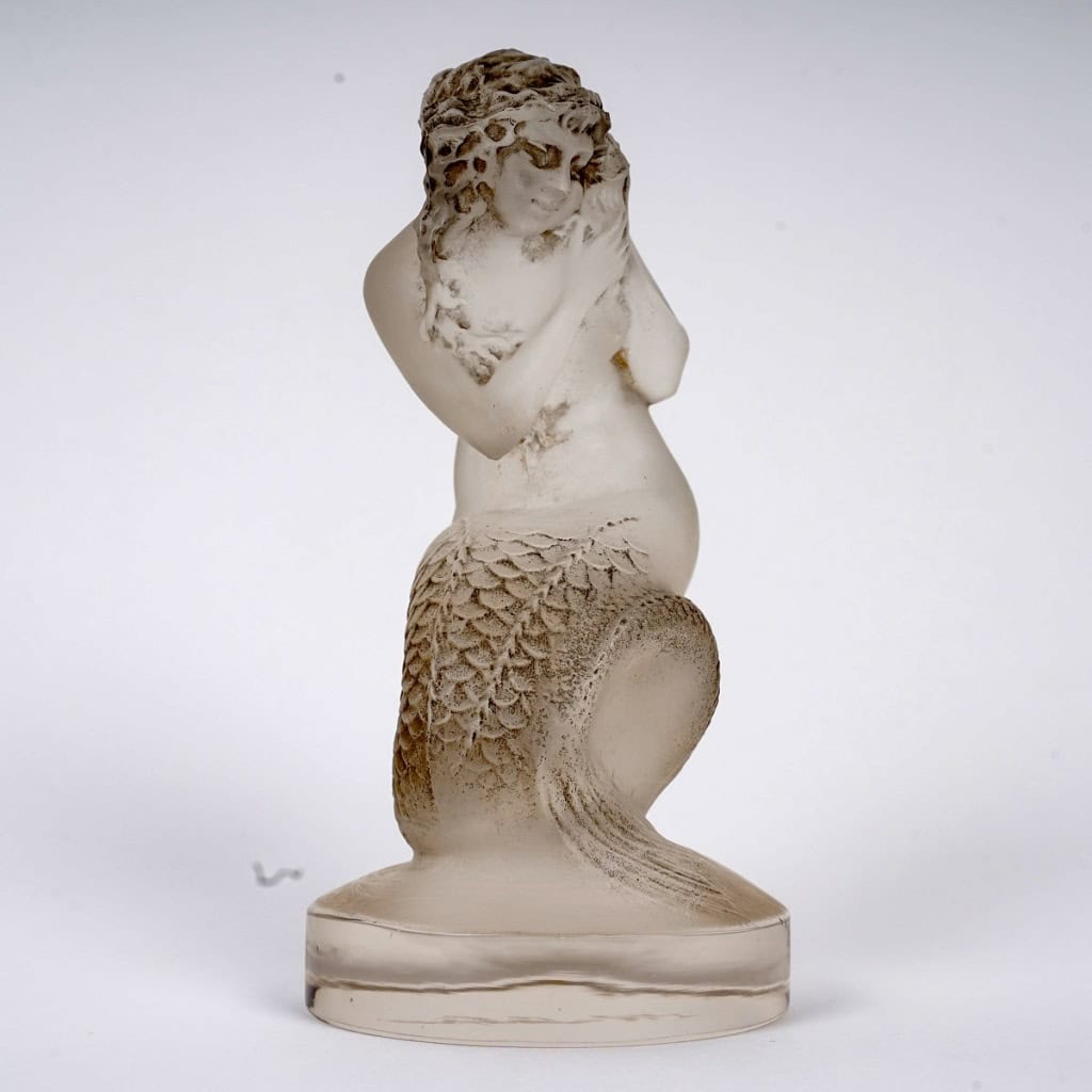 Mascotte Automobile « Naïade » verre blanc patiné gris de René LALIQUE | Biron 