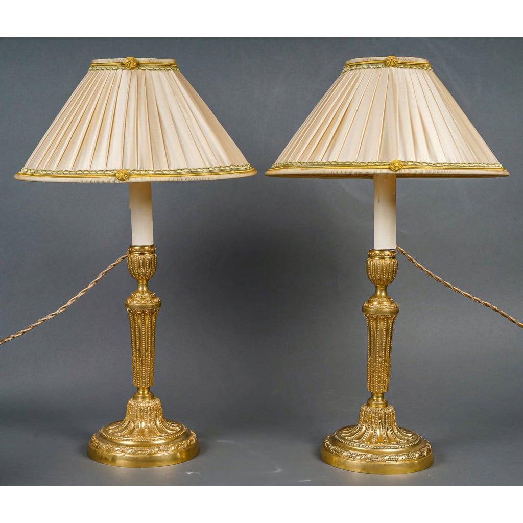 Paire de flambeaux d’époque Louis XVI en bronze ciselé et doré montés en lampes vers 1780 | Biron 